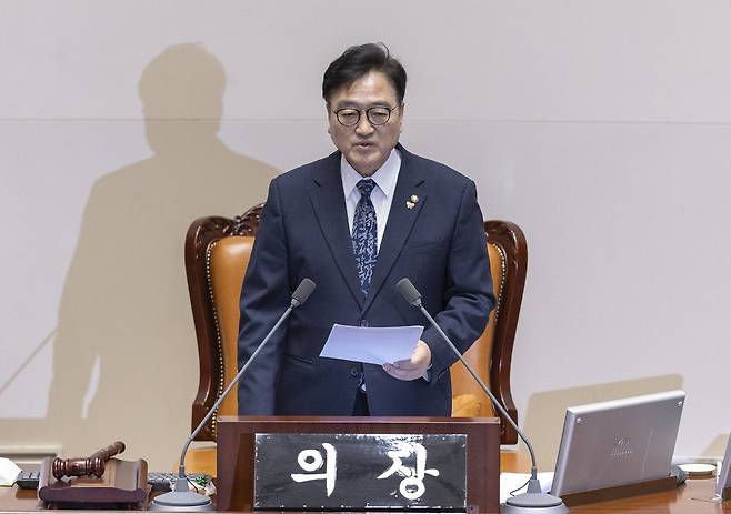 National Assembly speaker Woo Won-shik speaks after the passage of an amendment to the Information and Communications Network Act aimed at curbing false and manipulated information during a plenary session at the National Assembly in Seoul on Wednesday. (Yonhap)