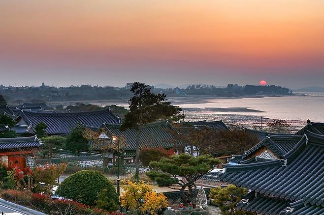 The sun sets over Jupo Hanok Village in Hampyeong County, South Jeolla, in December 2022. [YONHAP]