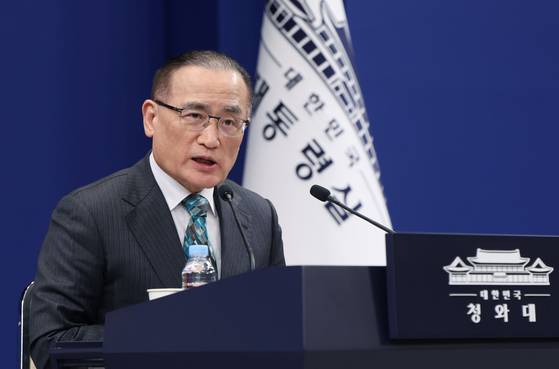 National Security Adviser Wi Sung-lac holds a press briefing on his weeklong visit to the United States, Canada and Japan at the briefing room in the Blue House in central Seoul on Dec. 24. [JOINT PRESS CORPS]