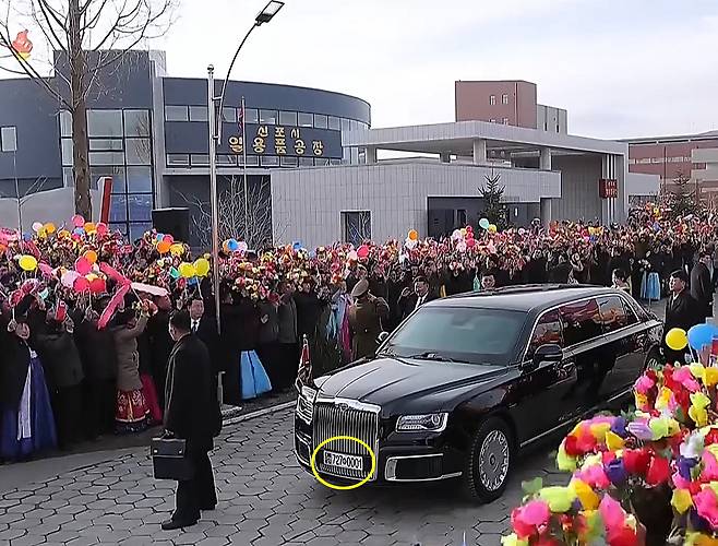 North Korean leader Kim Jong-un attends the completion ceremony of a local factory built in Sinpho, South Hamgyong Province, under the regime’s 20X10 Regional Development Policy on Dec. 19, Korean Central Television reported on Dec. 21. Footage released by the broadcaster shows Kim arriving in his personal Aurus vehicle fitted with a new license plate reading “7·27 0001.” The previous plate used on the vehicle read “7·27 1953.” [SCREEN CAPTURE]