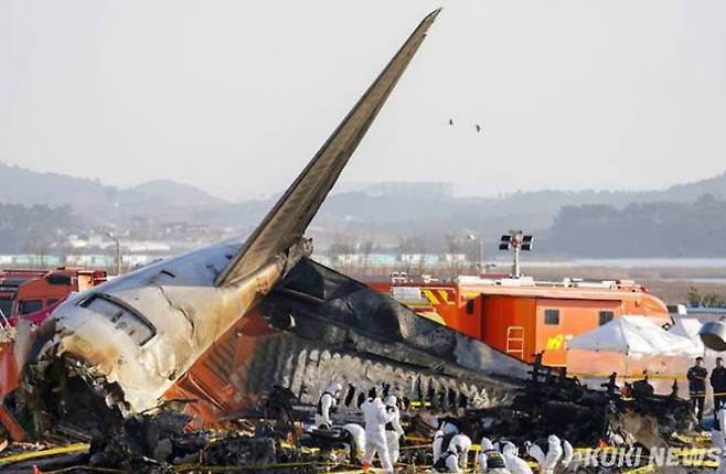 지난해 12월 31일 전남 무안국제공항 사고 현장에서 경찰 과학수사 요원들이 현장감식을 하고 있다. 유희태 기자
