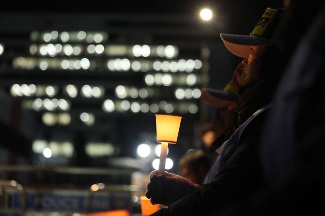 12·29 무안공항 제주항공 여객기참사 유가족협의회가 지난 1일 서울 용산구 대통령실 앞에서 진상규명 촉구 촛불문화제를 하고 있다. 연합뉴스