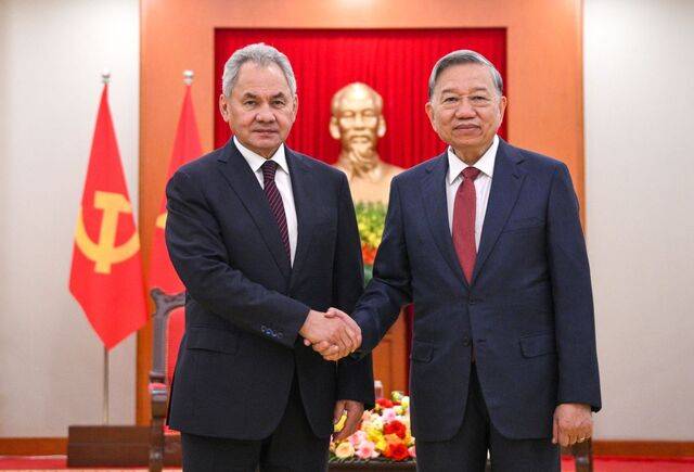 또럼(오른쪽) 베트남 공산당 서기장이 지난 9일(현지시간) 하노이에서 세르게이 쇼이구 러시아 국가안보회의 서기를 만나 악수하고 있다. TASS연합뉴스