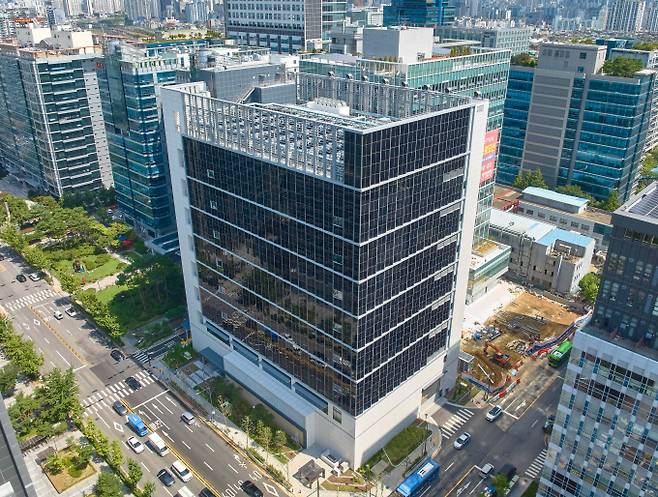 인공지능(AI)과 클라우드 시장이 급성장하며 데이터센터 수요가 늘어나자 국내 주요 건설업체들도 새 먹거리 공략에 나섰으나 주민 반발 등 님비 갈등에 고민이 깊다. 사진은 DL이앤씨가 시공한 가산 데이터센터 전경. /사진=DL이앤씨