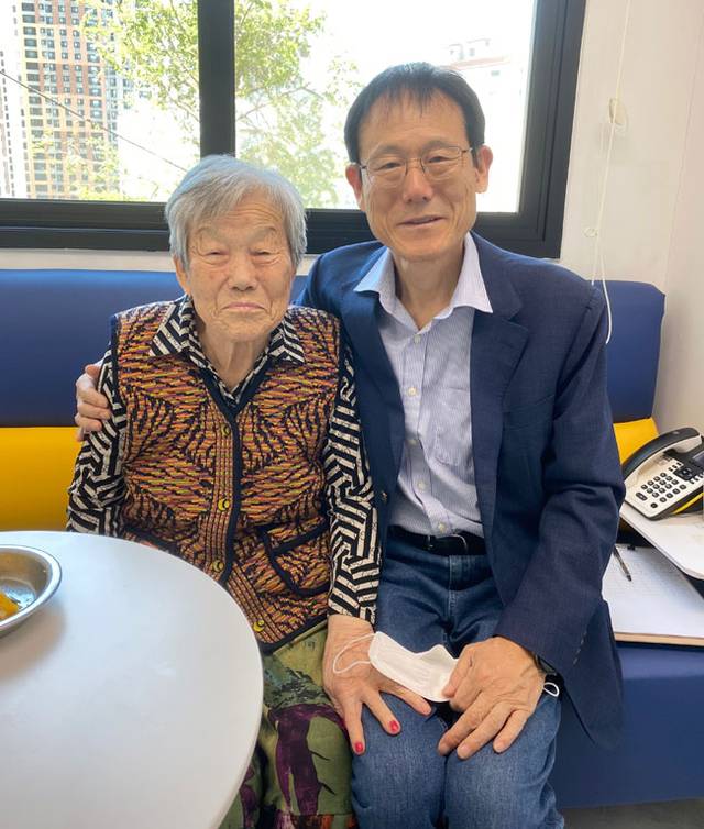 요양원에서 만난 누님(왼쪽). 어린 시절 나를 업고 걸어갔던 그분이 이제는 빈 바가지처럼 가벼워 눈물이 난다.