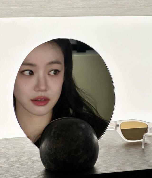 이유비가 선글라스를 착용하며 시크한 비주얼을 뽐냈다. / 이유비 인스타그램