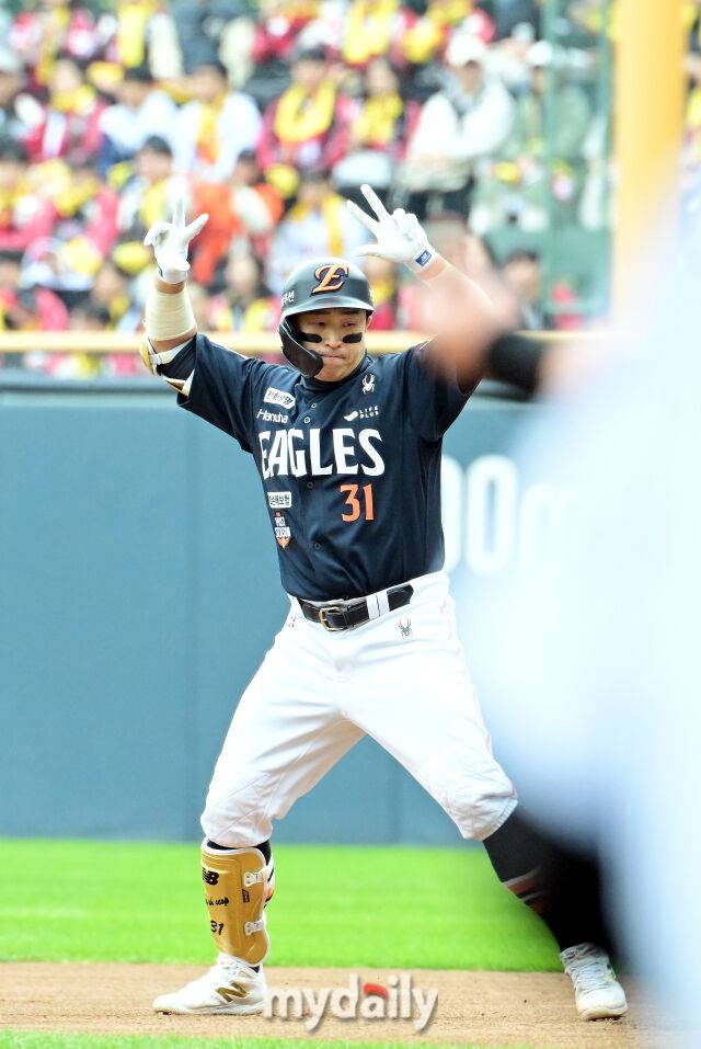 26일 오후 서울 잠실야구장에서 진행된 '2025 신한 SOL Bank KBO 한국시리즈 1차전' 한화 이글스와 LG 트윈스의 경기. 한화 손아섭이 1회초 선두타자 출루하고 있다./마이데일리
