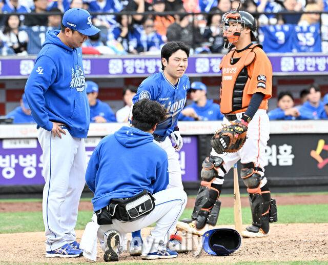 19일 오후 대전광역시 중구 대전한화생명볼파크에서 진행된 '2025 프로야구 KBO리그 포스트시즌' 플레이오프(PO) 2차전 한화이글스와 삼성라이온즈의 경기. 삼성 김지찬이 5회초 1사 1,2루서 자신의 타구에 맞은 뒤 괴로워 하고 있다./마이데일리