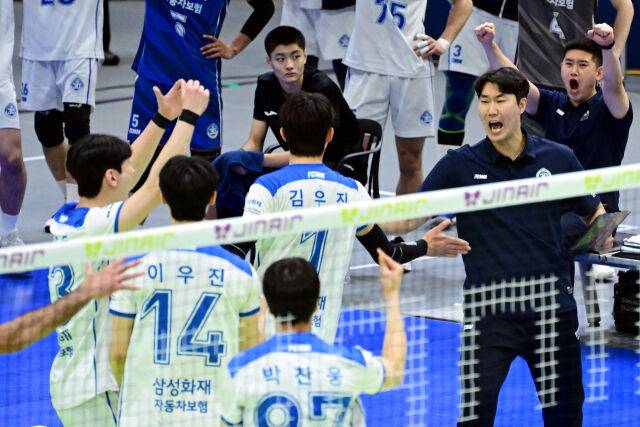 삼성화재 고준용 감독이 득점을 올린 김우진과 하이파이브를 하며 기뻐하고 있다. / 한국배구연맹( KOVO)