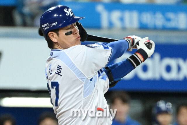 22일 대구 삼성라이온즈파크에서 열린 '2025 신한 SOL BANK KBO 포스트 시즌' 삼성 라이온즈와 한화 이글스 플레이오프(PO) 4차전 경기. 삼성 강민호가 2회말 2사 2루에 삼진을 당하고 있다./마이데일리