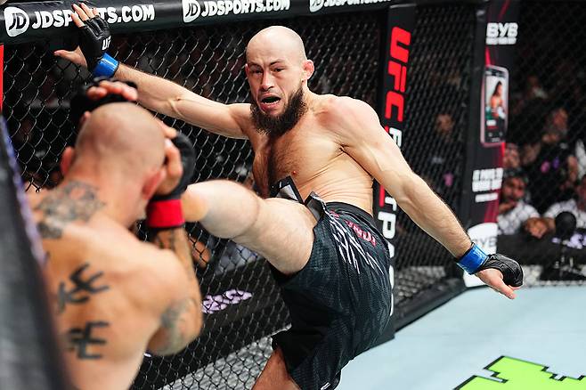 UFC 파이트나이트 9월 대회에서 리나트 파흐레디노프(오른쪽)이 그답지 않게 상대 선수 안드레아스 구스타프손을 타격으로 맹폭하고 있다. 이 경기에서 1회 54초 만에 TKO로 승리한 그는 최근 UFC와 재계약에 실패했다. [게티이미지]