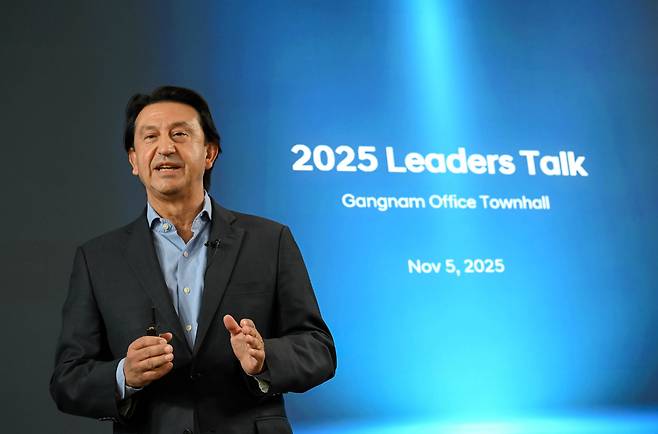 호세 무뇨스 사장이 타운홀 미팅에서 메시지를 전달하고 있다.  [현대차 제공]