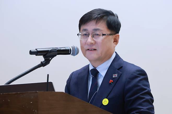 김성환 기후에너지환경부 장관이 23일 국회의원회관에서 열린 탈플라스틱 종합대책 대국민 토론회에 참석해 인사말하고 있다.[연합]