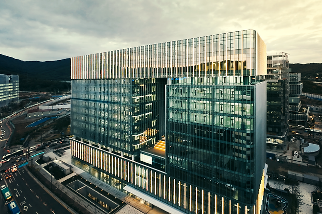 놀유니버스 판교 신사옥 10X타워 모습. [놀유니버스 제공]