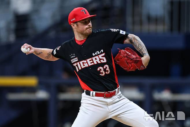 [서울=뉴시스] 프로야구 KIA 타이거즈의 외국인 투수 아담 올러가 24일 고척 스카이돔에서 펼쳐진 2025 신한 쏠뱅크 KBO리그 키움 히어로즈와의 경기에 선발 등판해 역투하고 있다. (사진=KIA 타이거즈 제공) 2025.09.24. photo@newsis.com