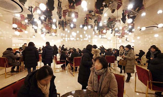 캉카스백화점 로비가 대기 고객들로 가득차 있다. *재판매 및 DB 금지