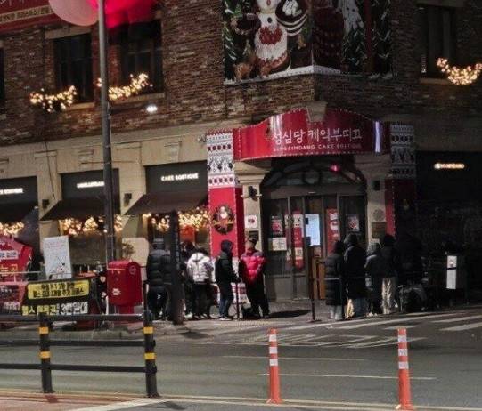 성심당 케익부띠끄 오픈 시간 5시간 전인 새벽 3시부터 '딸기시루'를 사기 위해 줄을 선 모습 [X 캡처]