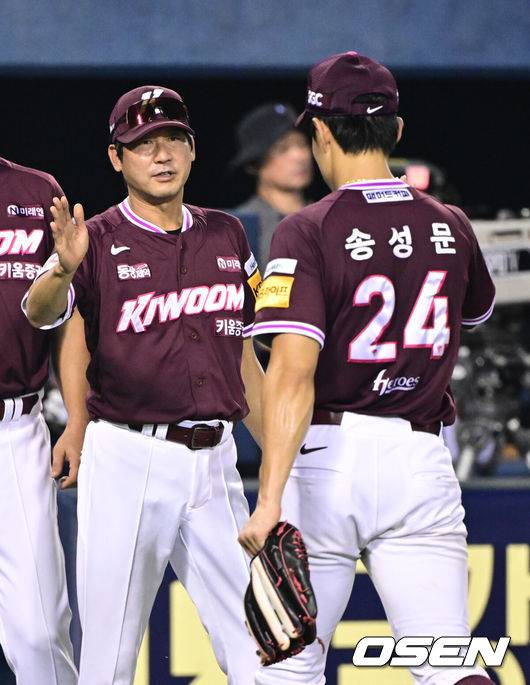 [OSEN=잠실, 조은정 기자]프로야구 키움 히어로즈가 LG 트윈스를 꺾고 위닝시리즈에 성공했다.&nbsp;&nbsp;키움은&nbsp;31일 서울 잠실구장에서 열린 2025 KBO리그 LG와 시즌 15차전 맞대결에서 6-5로 승리했다.&nbsp;키움은 5-5 동점인 9회 1사 1,2루에서 대타 김태진의 땅볼 타구 때 유격수 포구 실책으로 결승점을 얻었다.&nbsp;키움 설종진 감독대행이 송성문과 승리를 기뻐하고 있다. 2025.08.31 /cej@osen.co.kr