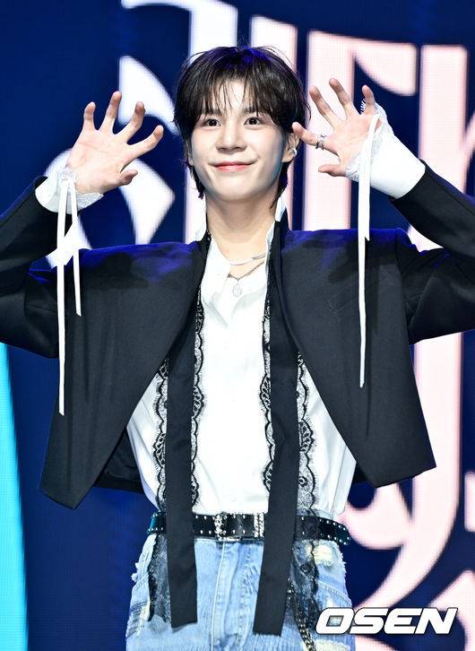 [OSEN=조은정 기자]가수 정동원의 두 번째 정규 앨범 '키다리의 선물' 발매 기념 쇼케이스가 13일 오후 서울 용산구 이촌동 노들섬 라이브하우스에서 열렸다.&nbsp;정동원의 새 정규 앨범 '키다리의 선물'은&nbsp;오늘(13일) 오후 6시 각종 음원 사이트를 통해 발매된다. 이는 지난 2021년 11월 발매된 '그리움, 아낌없이 주는 나무' 이후 약 3년 만의 정규앨범이다. '그리움, 아낌없이 주는 나무'가 음악을 시작할 수 있도록 해준 할아버지에 대한 감사와 그리움을 담았다면, 이번 앨범은 팬들에게 전하는 특별한 메시지를 담고 있다.&nbsp;정동원이 포즈를 취하고 있다. 2024.03.13 /cej@osen.co.kr