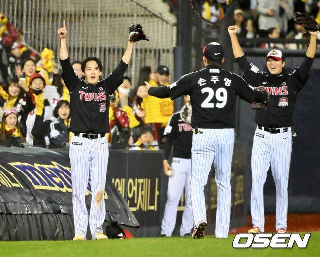 [OSEN=잠실, 민경훈 기자] 2025 시즌 통합 우승을 거머쥔 LG 트윈스가 1일 오후 서울 잠실야구장에서 ‘한국시리즈 통합우승 IN 잠실' 행사를 가졌다.이날 행사에는 팬들을 위한 트로피 퍼포먼스, 선수단 그라운드 행진, 비하인드 스몰토크, 선수단 샴페인 샤워, 이벤트 매치 등 다양한 프로그램이 펼쳐졌다.팬들을 위한 이벤트 경기에서 LG 임찬규가 호수비를 한 후 기뻐하고 있다 2025.11.01 / rumi@osen.co.kr