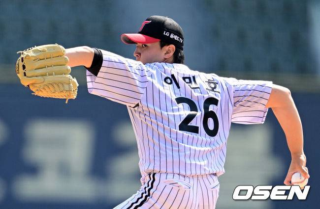 [OSEN=잠실, 지형준 기자] 27일 오후 서울 잠실야구장에서 ‘2023 신한은행 SOL KBO리그’ LG 트윈스와 SSG 랜더스의 시범경기가 열렸다.1회 LG 이민호가 역투하고 있다. 2023.03.27 /jpnews@osen.co.kr