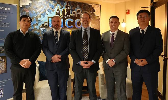 ‘올해의 자랑스러운 효성인상’에 선정된 효성중공업 미국 판매 법인의 브랜든 김 퍼포먼스매니저(PM, 왼쪽부터), 알렉스 에버트 퍼포먼스리더(PL), 빈스 키오도 상무, 라이언 번스 PL, 김형규 PL.