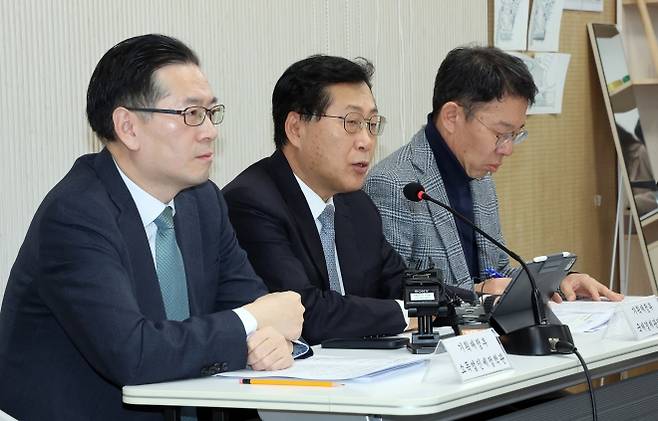 최지영 기획재정부 국제경제관리관(가운데)이 24일 정부세종청사 기재부 기자실에서 국내 투자 및 외환 안정 세제지원 방안에 관해 설명하고 있다. 왼쪽은 박홍기 소득법인세정책관, 오른쪽은 변광욱 국제조세정책관, 2025.12.24. 연합뉴스