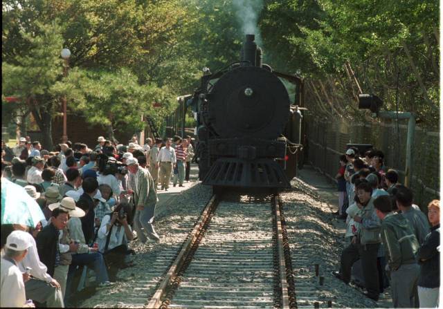 지난 2000년 9월 경기도 파주시 문산읍 임진각에서 열린 경의선복원과 남북도로 연결 기공식. 당시 임시 복원된 철로를 따라 경의선 열차가 북쪽을 향해 달리고 있다. 연합뉴스