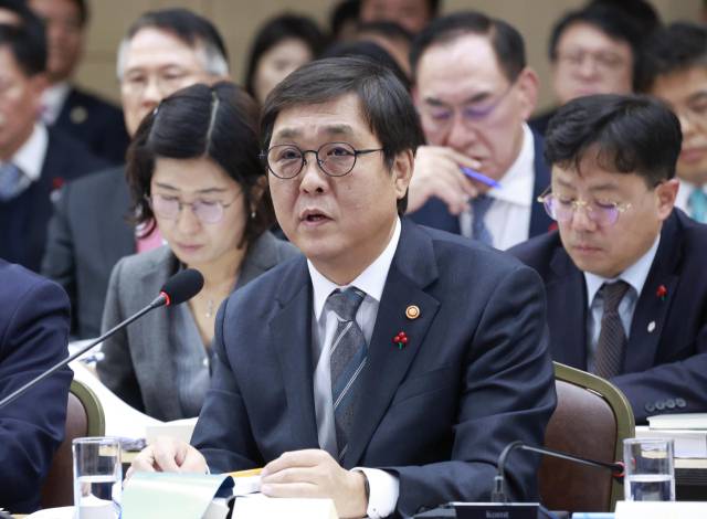 최휘영 문화체육관광부 장관이 16일 정부세종컨벤션센터에서 이재명 대통령에게 업무보고를 하고 있다. 대통령실통신사진기자단