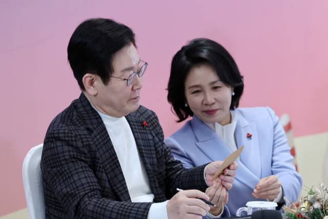 이재명 대통령과 김혜경 여사가 24일 서울 서대문구 신촌세브란스 연세암병원 중입자치료센터에서 열린 희귀질환 가족 간담회에서 한 환우의 편지를 읽고 있다. 연합뉴스