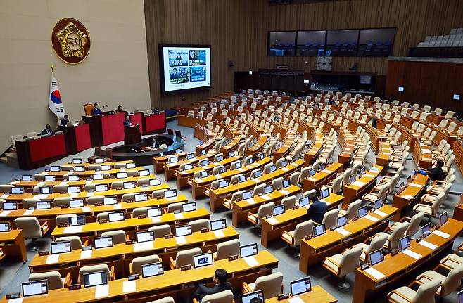 노종면 더불어민주당 의원이 24일 국회에서 열린 12월 임시국회 본회의에서 정보통신망 이용촉진 및 정보보호 등에 관한 법률 일부개정법률안에 대해 무제한 토론을 하고 있다. ⓒ연합뉴스