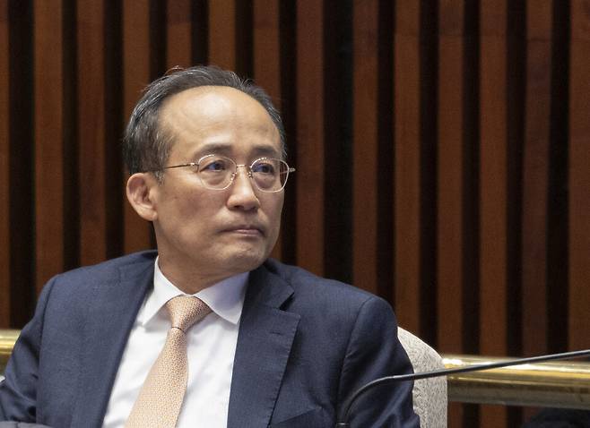 추경호 국민의힘 의원이 12월8일 국회에서 열린 '이재명 정권 독재악법 국민고발회'에 참석해 장영수 고려대 법학전문대학원 명예교수의 '윤석열ㆍ김건희 등의 국정농단 사건 진상규명을 위한 전담재판부 설치에 관한 법률안' 문제점에 대한 강의를 듣고 있다. ⓒ연합뉴스