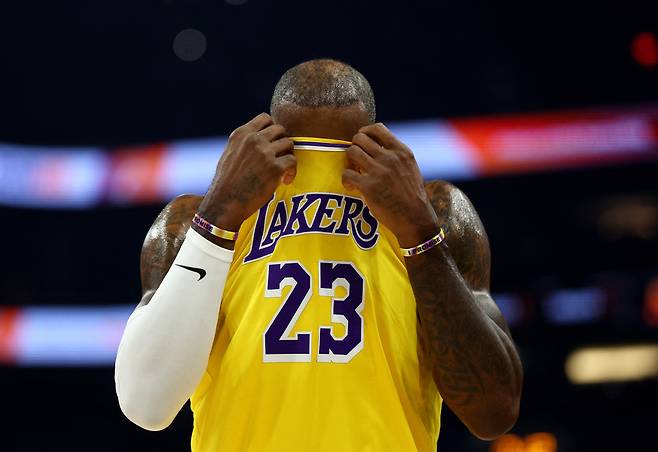 LA 레이커스 르브론 제임스가 24일 피닉스전에서 유니폼으로 얼굴의 땀을 닦고 있다. Imagn Images연합뉴스