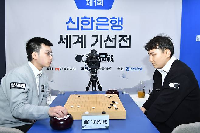 쉬하오훙 9단과 대국하는 박정환 9단(오른쪽).   한국기원 제공