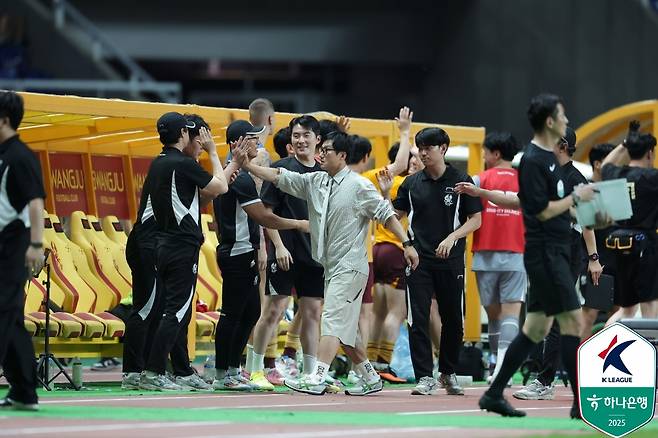 수원 삼성 감독 부임이 유력한 이정효 전 광주FC 감독과 코치진. /사진=한국프로축구연맹 제공