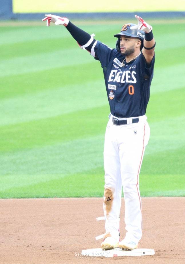 한화 리베라토가 한국시리즈 1차전서 2루타를 친 뒤 세리머니를 하고 있다. /사진=김진경 대기자