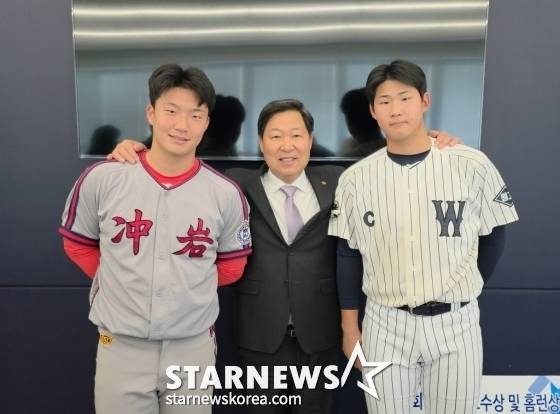 충암고 내야수 김건휘(왼쪽)와 이만수(가운데) 이사장, 그리고 원주고 이희성이 지난 22일 서울 강남구 도곡동 한국야구회관 빌딩에서 열린 제9회 이만수 포수상 및 홈런상 시상식이 끝난 뒤 촬영에 임하고 있다. /사진=김우종 기자