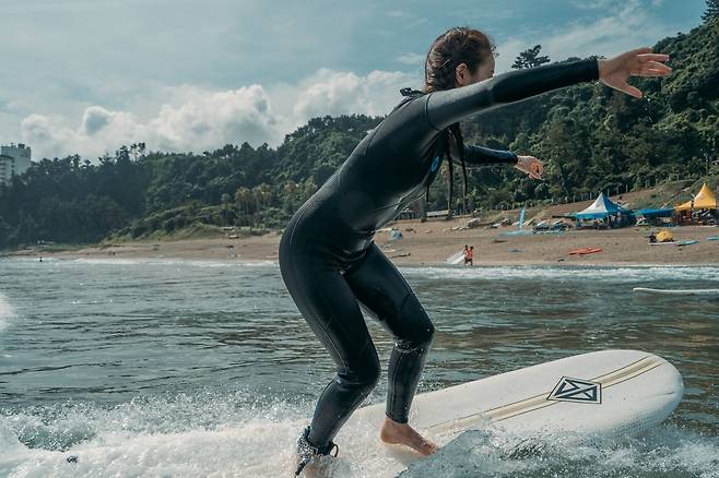 제주 중문해수욕장의 서퍼 [김울프 작가 제공]