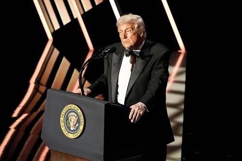 '트럼프-케네디센터 공로상' 사회보는 트럼프 대통령 [CBS 엔터테인먼트 홈페이지 제공]