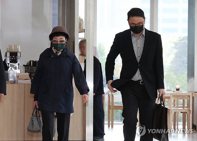 김건희 일가 특검 출석 (서울=연합뉴스) 서명곤 기자 = 양평 공흥지구 개발 특혜 의혹과 관련해 김건희 여사의 모친 최은순 씨와 오빠 김진우 씨가 4일 서울 광화문 KT 빌딩에 마련된 김건희특검 사무실에 피의자 신분으로 출석하고 있다. 2025.11.4 seephoto@yna.co.kr