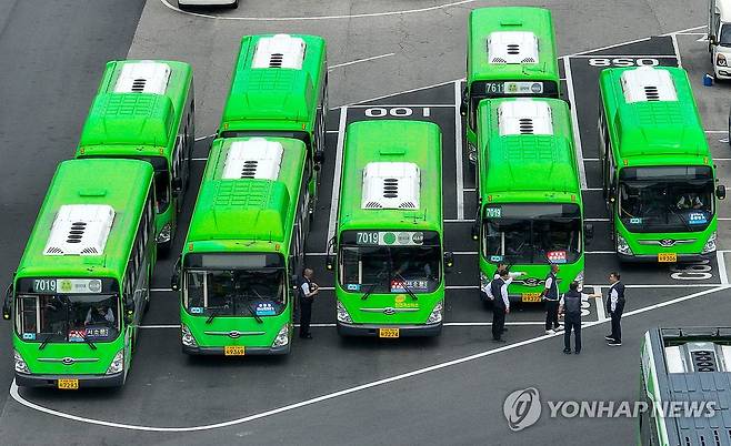 시내버스 두고 대기하는 기사들 [연합뉴스 자료사진]