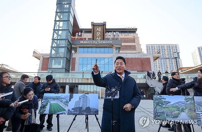세운지구 재개발 관련 백브리핑하는 오세훈 서울시장 오세훈 서울시장이 이달 4일 서울 종로구 세운상가에서 세운지구 재개발 관련 백브리핑을 하는 모습. [연합뉴스 자료사진]
