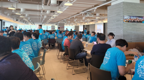 HP프린팅코리아 재직 시절 사내 행사에 참여한 김모(52)씨가 동료들과 함께한 모습. 김씨는 자부심을 갖고 동료들과 오랜 기간 협업하며 제품의 핵심 기술 업무를 담당해왔으나, 사측의 권고사직 통보를 받아들이지 않은 뒤 해고돼 현재 소송에 나섰다. 미국 HP 본사는 향후 전 세계적으로 인력 감축 계획을 발표한 상태다. /김모씨 제공