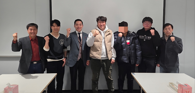 안양시 평촌지역 내 신축 대단지 아파트 입주자대표회의 회장단 간담회 참석자들이 기념촬영을 하고 있다. 사진=평촌센텀퍼스트