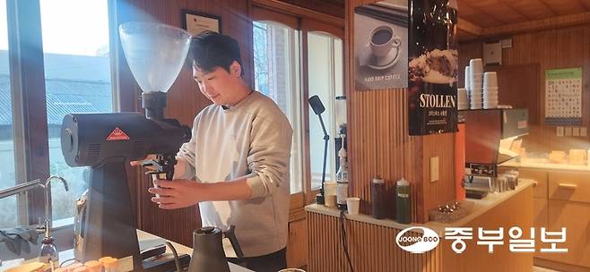 남문로데오시장상인회 부회장을 맡고 있는 조인희 노스모크위드아웃파이어 대표가 교동점에서 스페셜티를 내리고 있다. 신연경기자