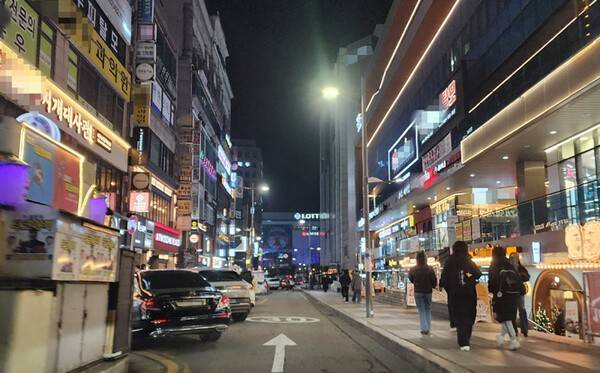 24일 크리스마스 이브임에도 구월동 로데오거리가 썰렁한 모습이다.