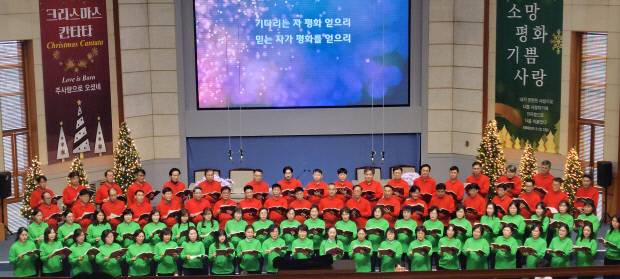 성탄절인 25일 광주와 전남 성당과 교회에서는 아기 예수 탄생을 축하하는 미사와 예배가 열렸다. 광산구 신창동 성안교회에서 펼쳐진 성탄 축하 예배 겸  칸타타 장면.