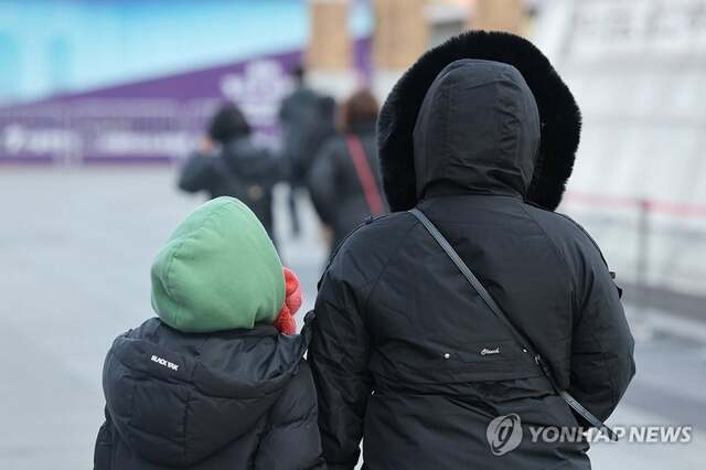 외투를 입고 이동하는 시민들. / 연합뉴스