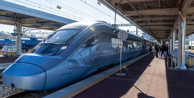 서울 청량리~부산 부전역의 철도 노선을 연결하는 KTX-이음이 태화강역에 정차하고 있다. 울산매일 포토뱅크