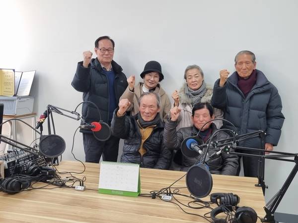 (뒷줄 왼쪽부터 시계방향으로)황광석, 황선유, 오영례, 김원형, 황병인 송수복 어르신이 김해시 삼방어울림센터 3층 방송실에서 파이팅을 외치고 있다. /이수경 기자